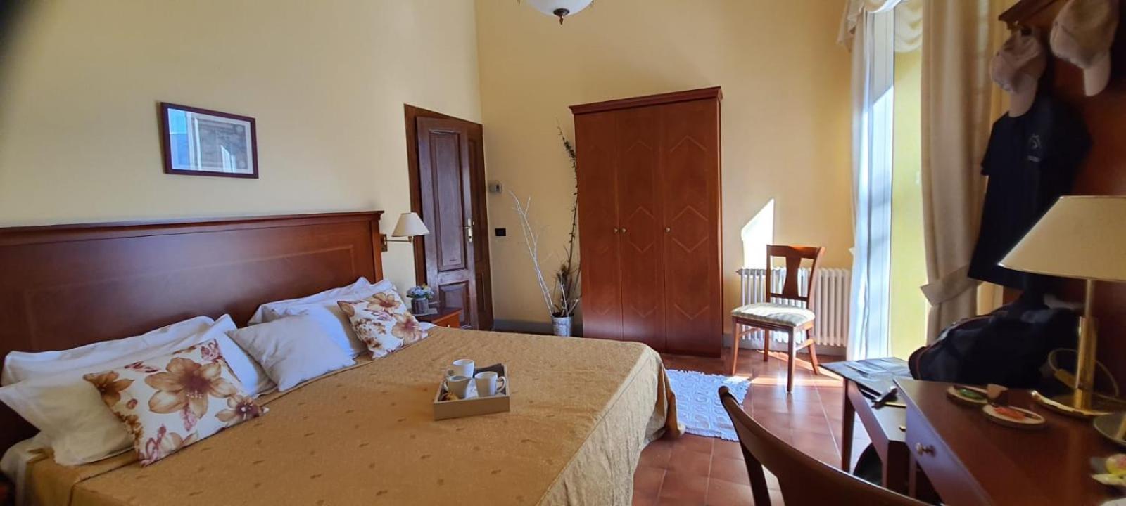Hotel La Rondinella カンネロ・リヴィエーラ エクステリア 写真